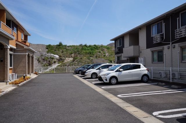 【カルム岩瀬の駐車場】