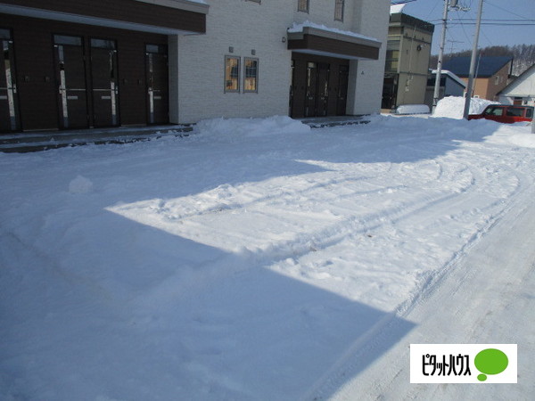 【上川郡美瑛町花園のアパートの駐車場】