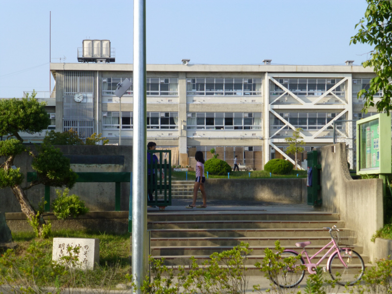 【天理市田部町のアパートの小学校】