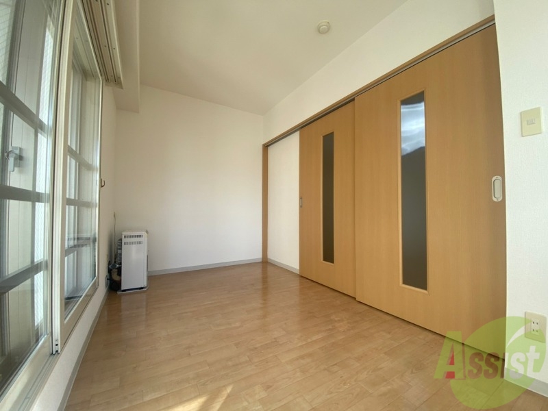 その他部屋・スペース　寝室はこちらです。光が差し込む、温かみのあるお部屋です。