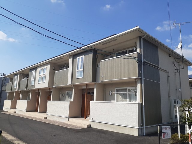 出雲市荻杼町のアパートの建物外観