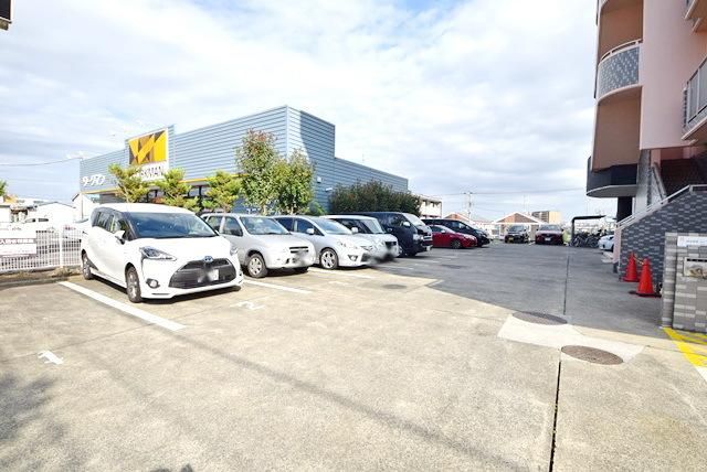 【藤沢市円行のマンションの駐車場】