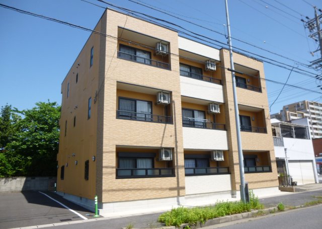 【シャトル勝川5の建物外観】