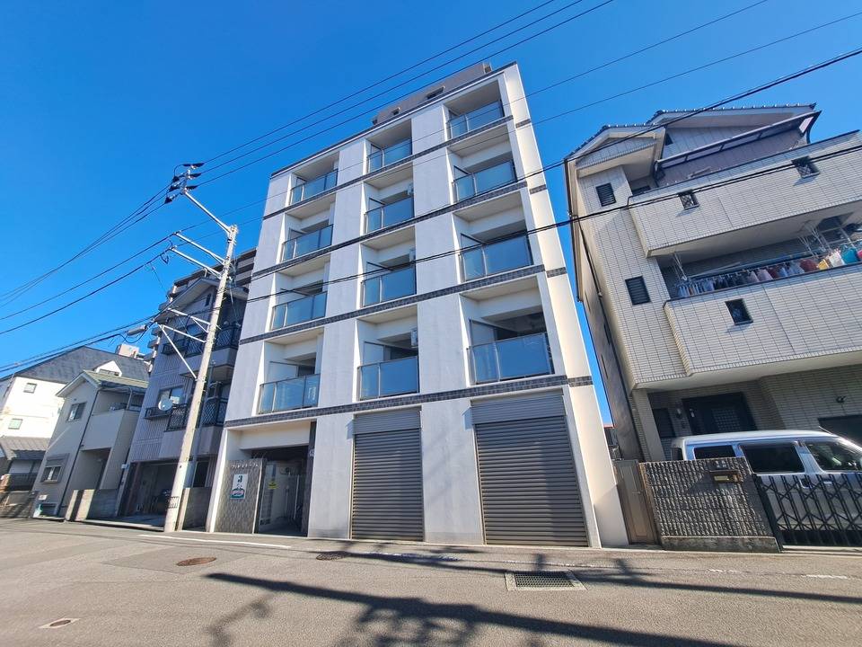 松山市萱町のマンションの建物外観