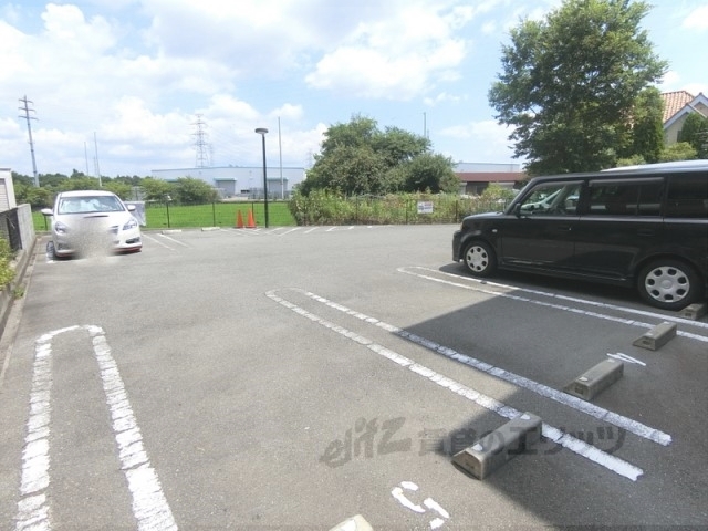 【枚方市大峰元町のマンションの駐車場】