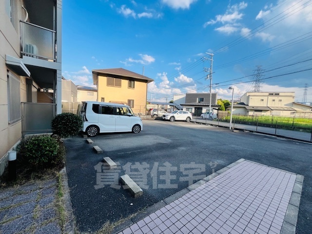 【高槻市上牧北駅前町のマンションの駐車場】