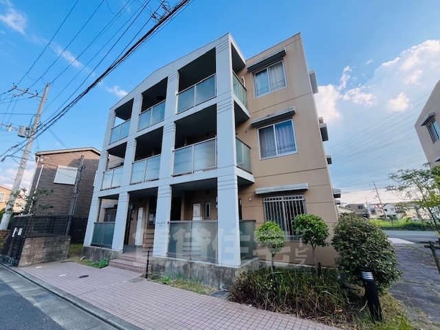 【高槻市上牧北駅前町のマンションの建物外観】