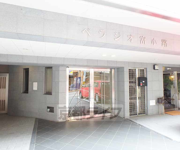 【京都市下京区本上神明町のマンションのエントランス】