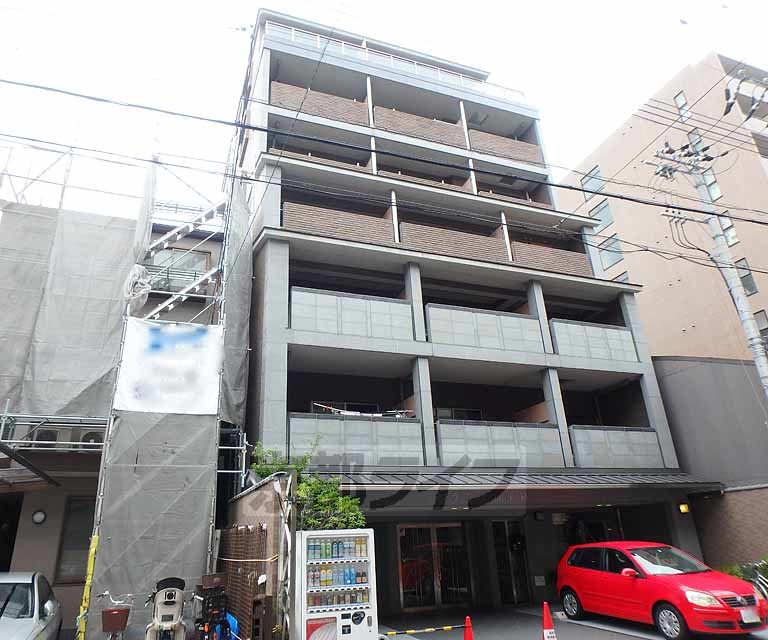 【京都市下京区本上神明町のマンションの建物外観】