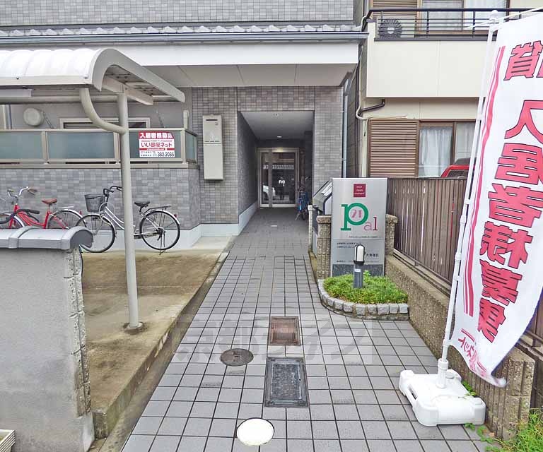 【京都市上京区芝薬師町のマンションのエントランス】