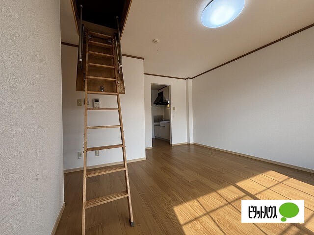 その他設備　洋室上にある小屋裏収納への階段