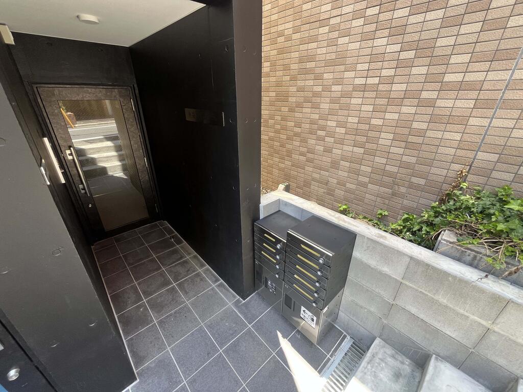 エントランス　やっぱり新築だとエントランスもキレイです