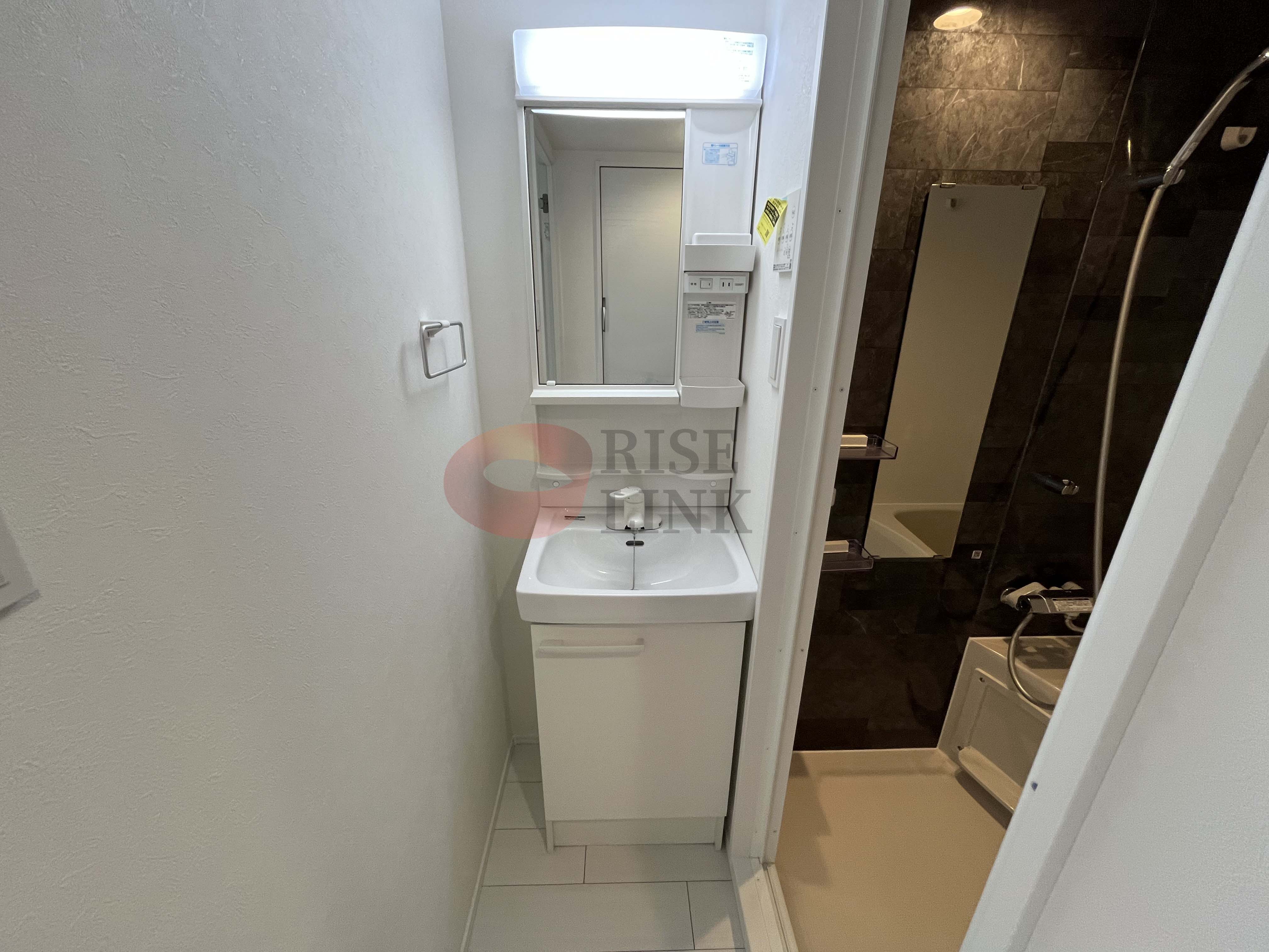 洗面設備　独立洗面台も使い勝手の良い大きさ