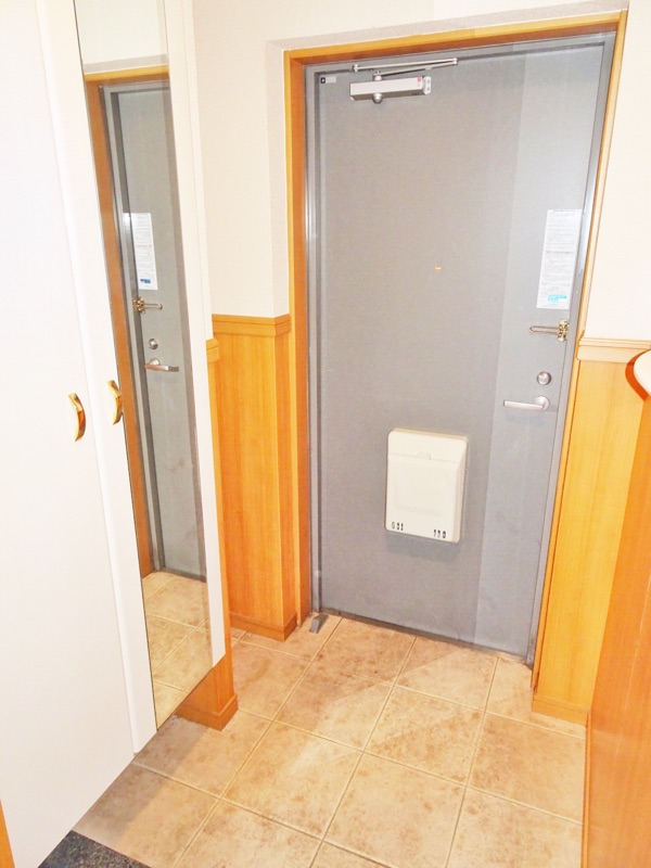玄関　玄関収納あり　※写真は反転タイプです