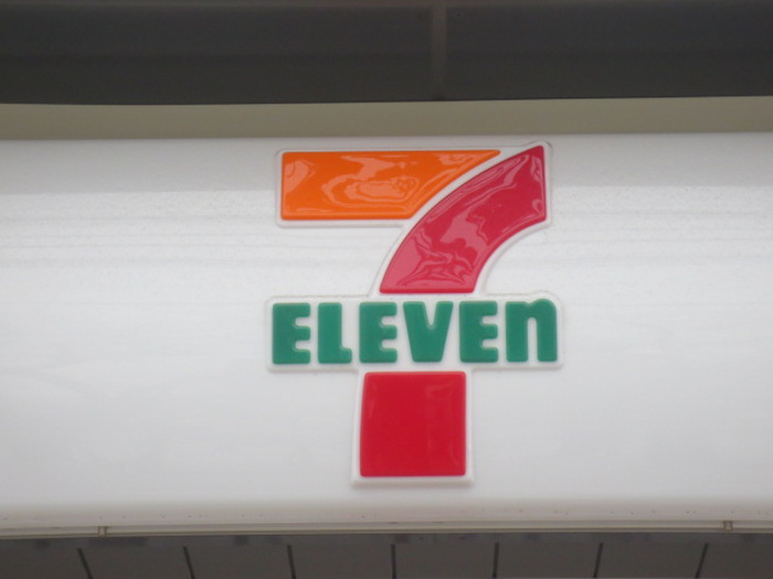 コンビニ　セブンイレブン 横浜神奈川2丁目店（コンビニ）まで55m