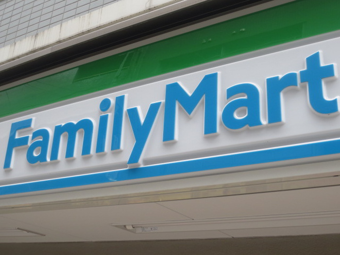 コンビニ　ファミリーマート 東神奈川東口店（コンビニ）まで354m