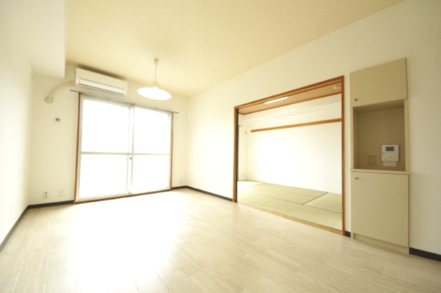 居室・リビング　※同タイプの別の部屋の写真です。