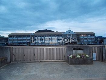 小学校　川辺小学校（小学校）まで558m