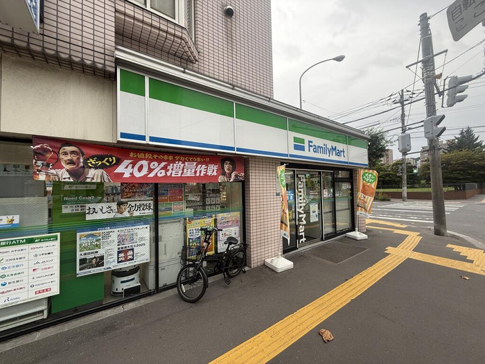コンビニ　ファミリーマート（コンビニ）まで120m