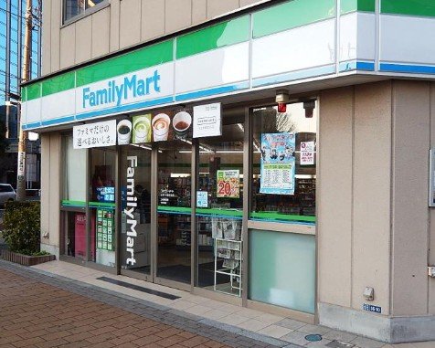 コンビニ　ファミリーマート いすゞ本社前店（コンビニ）まで385m