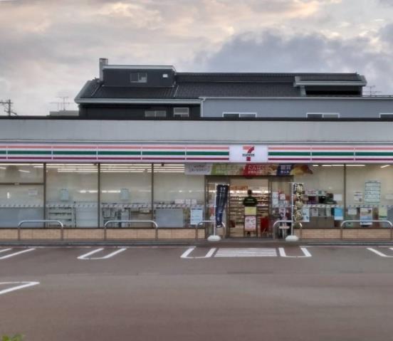 コンビニ　セブンイレブン（コンビニ）まで792m