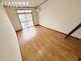 居室・リビング　同物件の別部屋になります。