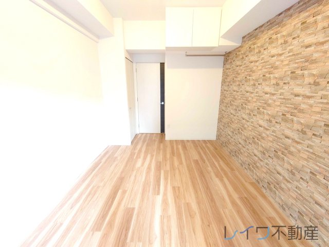 その他部屋・スペース　開放的な寝室です