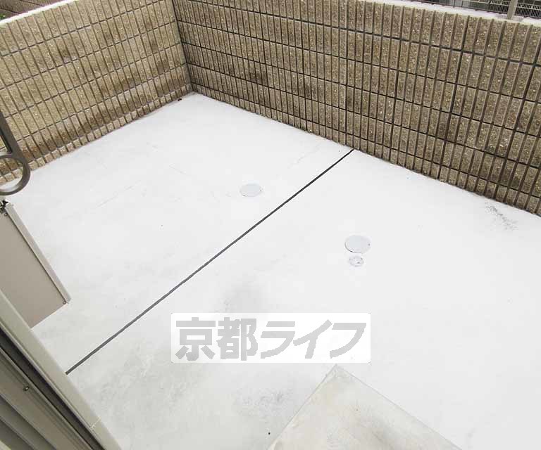 バルコニー　１階には庭があります