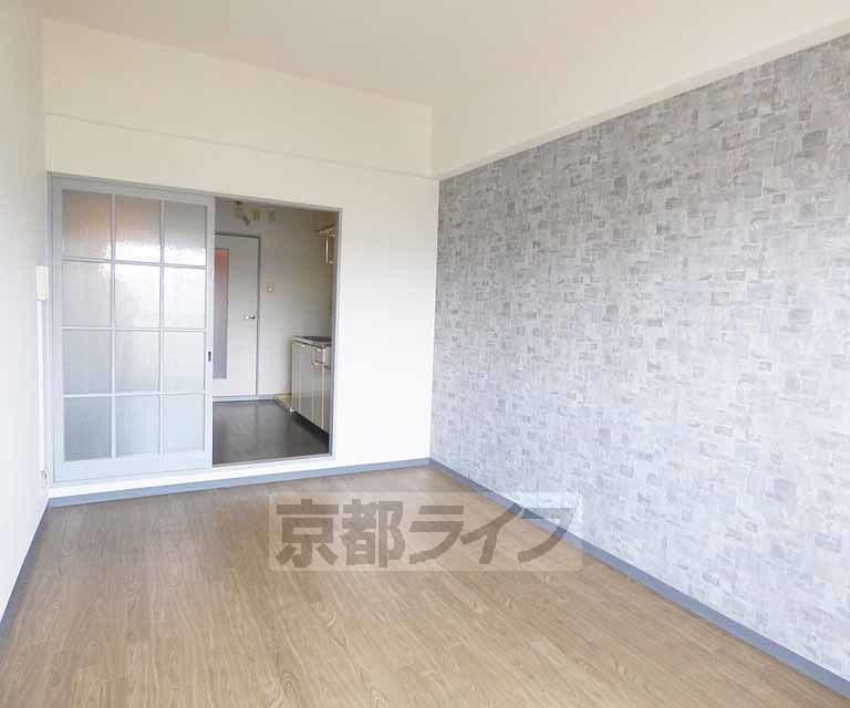 居室・リビング　アクセントクロス張替え済みです。