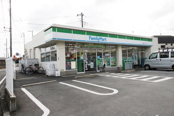 コンビニ　ファミリーマート（コンビニ）まで511m