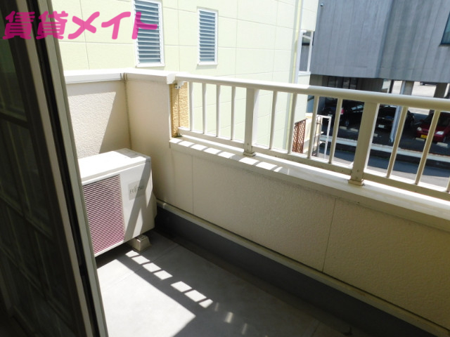 バルコニー　同物件別部屋反転タイプ