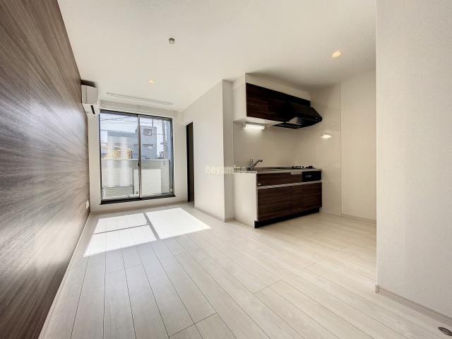 居室・リビング　写真は１０１号です。