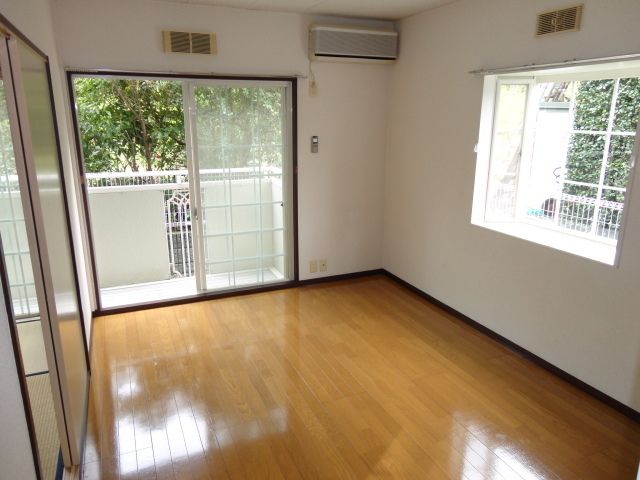 居室・リビング　角部屋２面採光で明るいです