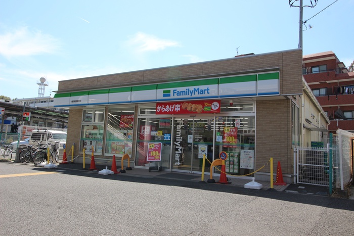 コンビニ　ファミリーマート横浜鴨居駅前店（コンビニ）まで300m