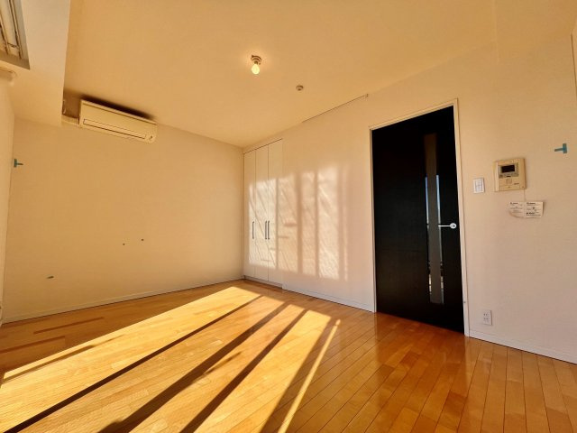 居室・リビング　■エアコン■24時間換気システム■ダウンライト■２面採光