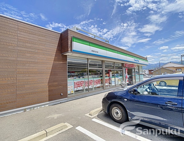 コンビニ　ファミリーマート（コンビニ）まで794m