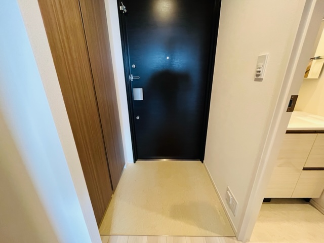 玄関　＊同間取り別部屋反転タイプ参照