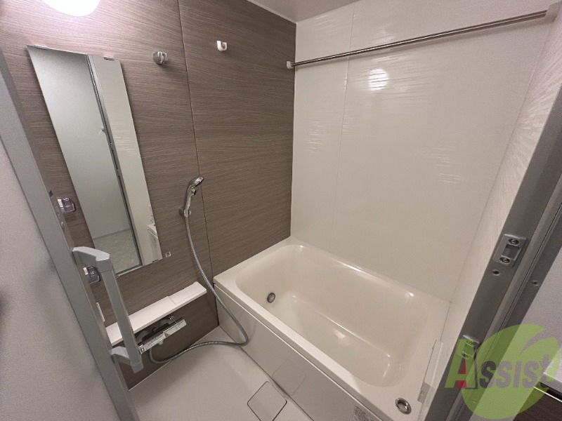 バス・シャワールーム　浴槽には追焚が付いています。一日の疲れがしっかり取れますね。