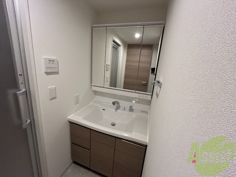 洗面設備　独立洗面台がございます。大きな鏡とたくさんの収納が特徴。