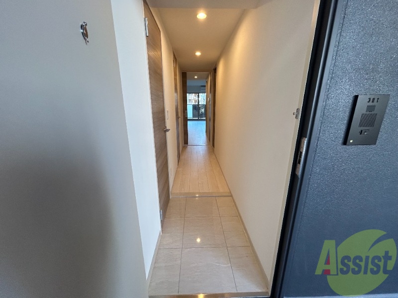 玄関　玄関口も広くて良いですね。荷物が多くても問題無く通れます。