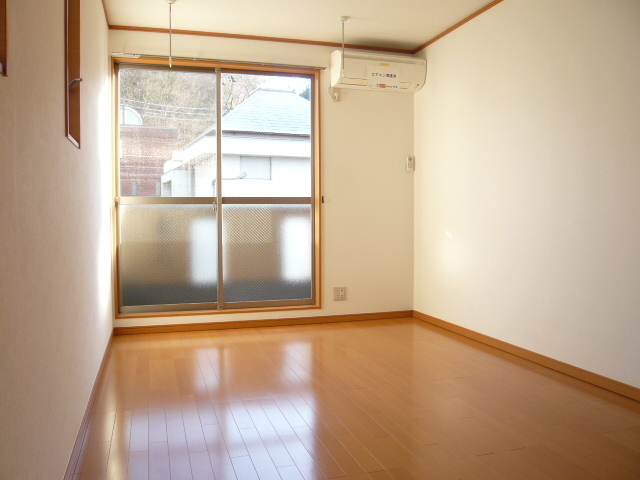 居室・リビング　７、５帖の広めの洋室です