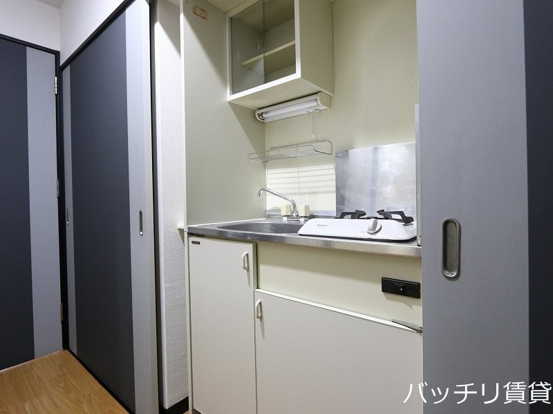 キッチン　画像は別号室の為、現状優先になります。