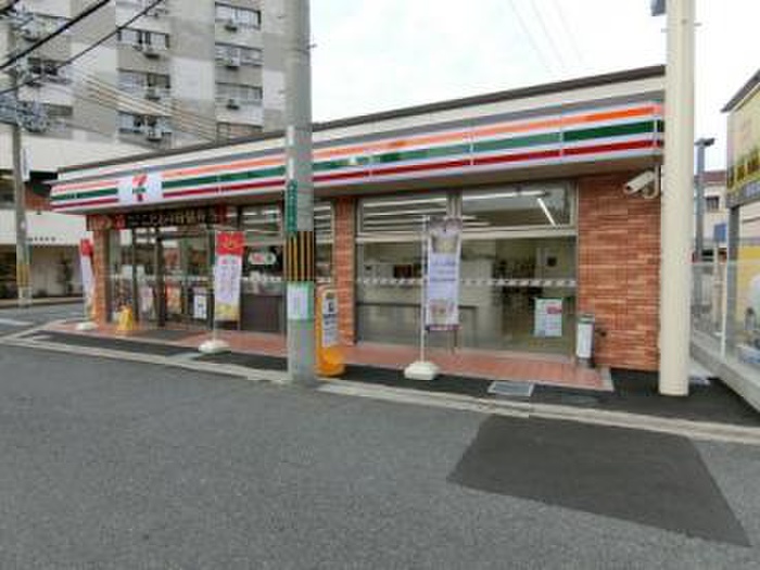 コンビニ　セブンイレブン堺津久野駅前店（コンビニ）まで300m