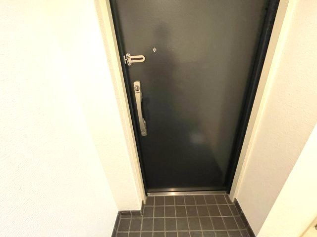 玄関　イメージとして同建物他部屋を表示しています