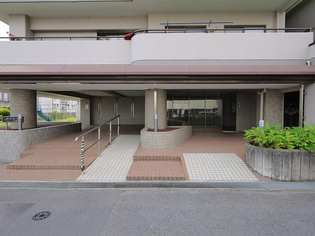 エントランス　日中は管理人さんもいらっしゃって安心。