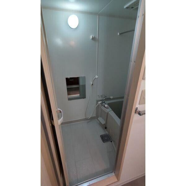 バス・シャワールーム　おしゃれなデザインの独立洗面台です。