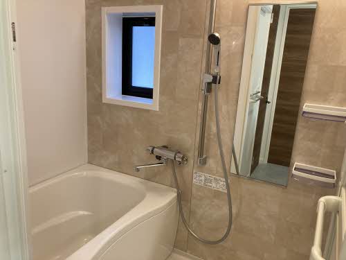 バス・シャワールーム　衛生面でも嬉しい浴室小窓付き◆浴室乾燥の設備付き◎