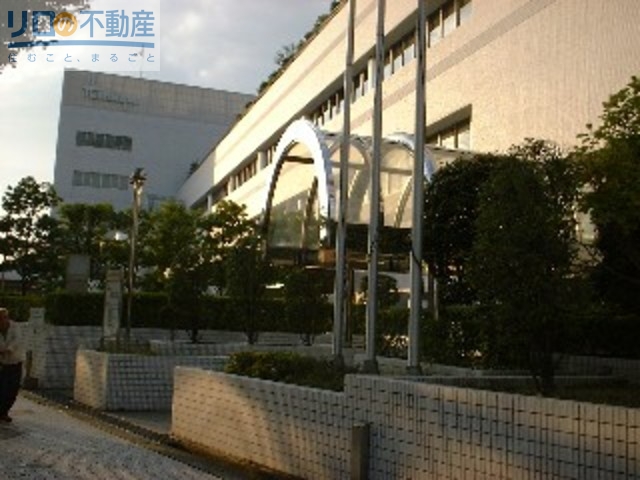 図書館　川西市立中央図書館（図書館）まで585m