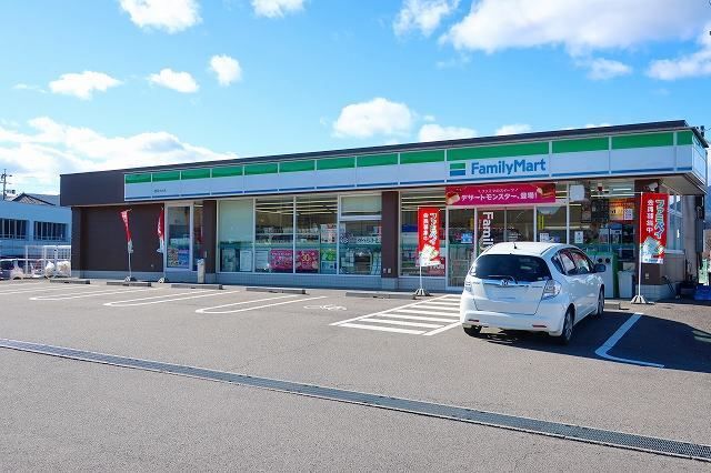 コンビニ　ファミリーマート（コンビニ）まで1500m
