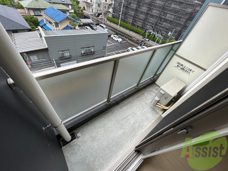 バルコニー　バルコニーでは沢山の洗濯物が干せそうですね。